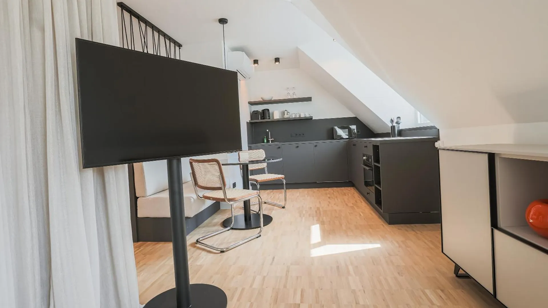 ****  Bob W Munich Schwabing Aparthotel Germany